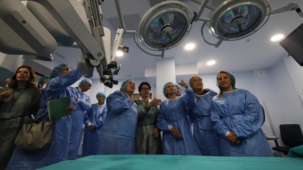Presentación de un nuevo robot quirúrgico en el hospital Reina Sofía de Córdoba