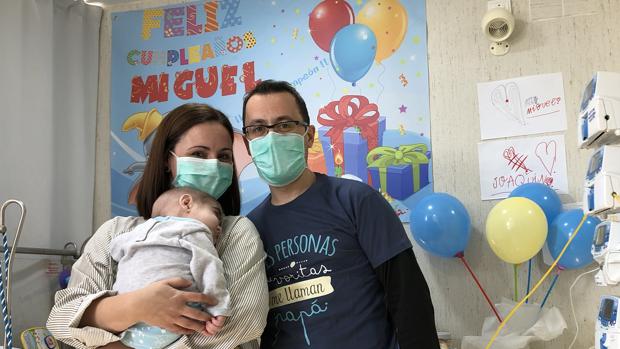 Los padres de Miguel posan con su bebé en la habitación del hospital Reina Sofía de Córdoba