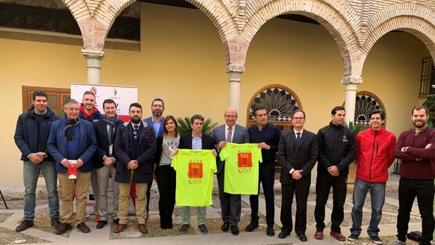 Autoridades y patrocinadores en el acto de presentación de la carrera de San Antón