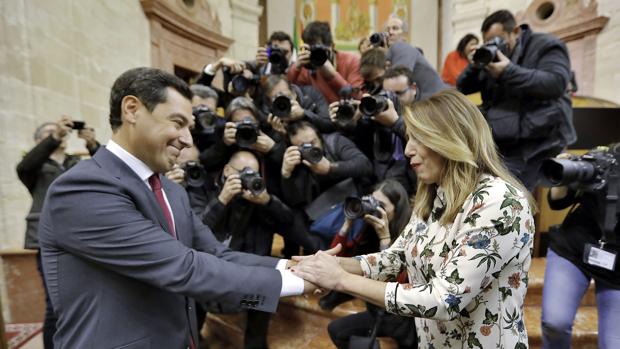 Moreno es felicitado por Susana Díaz tras su elección en el Parlamento