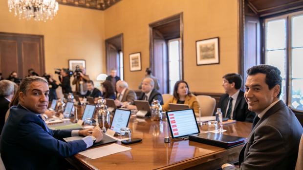 Juanma Moreno preside su primer Consejo de Gobierno en San Telmo