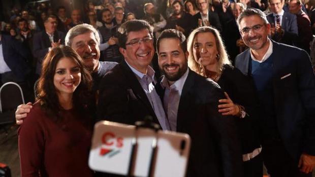 La edil Purificación Joyera, a la izquierda, con Marín y cargos de Cs