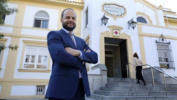 Luis Luengo, nuvo director gerente del Hospital Cruz Roja Córdoba, ante la puerta del complejo sanitario
