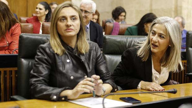 Marifrán Carazo junto a Patricia del Pozo, en el Parlamento andaluz