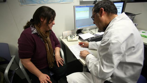 Una paciente en una consulta con su médico
