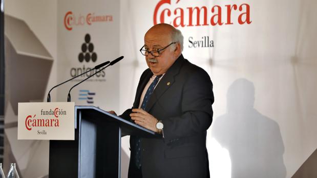El consejero de Salud, Jesús Aguirre durante su conferencia en el Foro Fundación Cámara de Sevilla