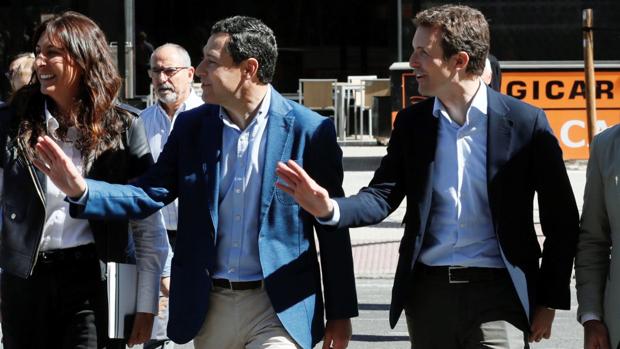 El presidente nacional del PP, Pablo Casado, acompañado de Juanma Moreno en Sevilla