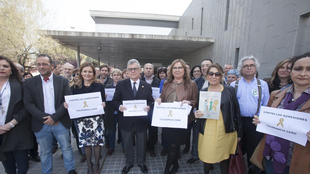 Concentración por una agresión a un profesional sanitario en Córdoba