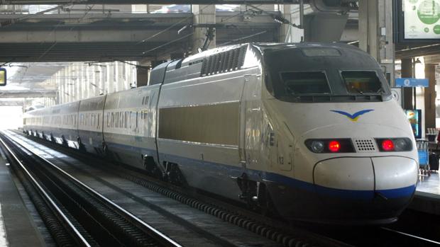 Un tren Ave a su paso por Córdoba