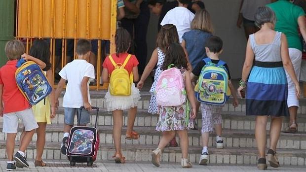 Alumnos de un colegio a la entrada del mismo