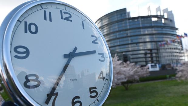 Un reloj ante el Parlamento de Estrasburgo, donde se decide el cambio de hora
