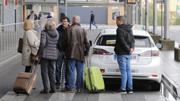 Un taxista de Córdoba en la estación de tren durante una huelga de taxis