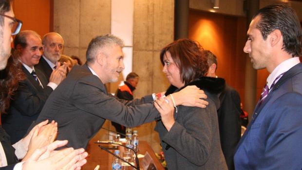 Grande-Marlaska condecora a la viuda del bombero fallecido con la Medalla al Mérito de Protección Civil
