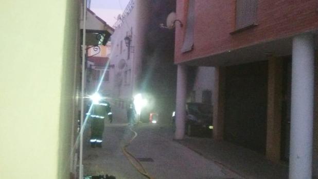 Bomberos en las primeras horas de actuación en Vélez-Málaga