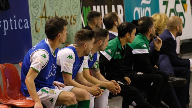 El banquillo del Córdoba Futsal sigue atento el partido ante el Betis