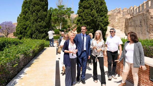 La consejera de Cultura durante su recorrido por la Alcazaba de Almería con el alcalde de la capital