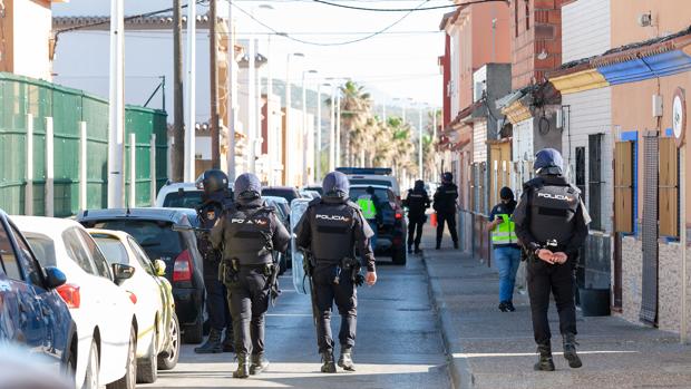 Agentes de la Policía Nacional desplegados en La Atunara durante los registros