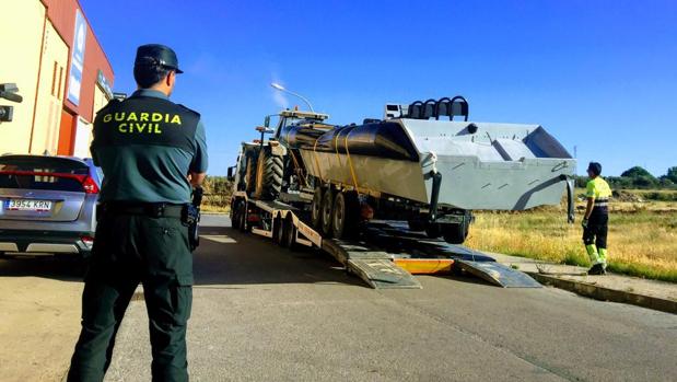 Un agente ante una narcolancha intervenida en la operación «Cansino» en la localidad sevillana de Pilas
