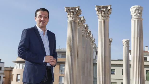 José María Bellido, ante las columnas del Templo Romano de Córdoba