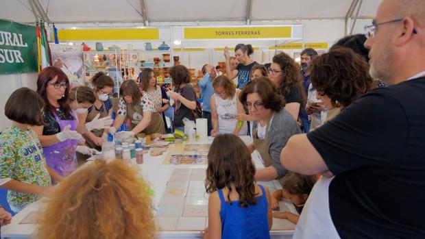 Público en una de las ediciones de la muestra de alfarería de La Rambla