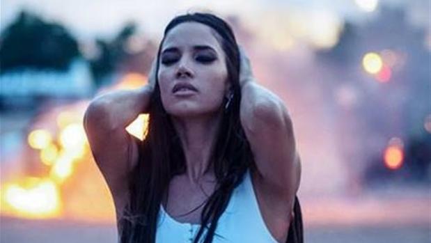 Imagen del último videoclip de India Martínez