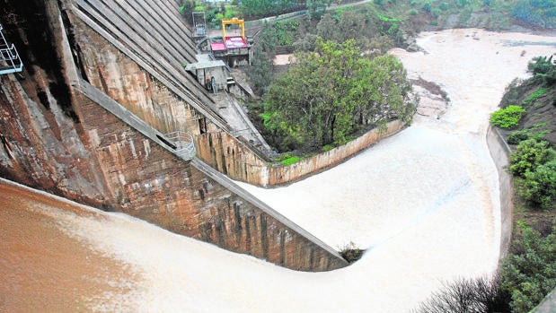 Desembalse de agua en el pantano del Guadalmellato