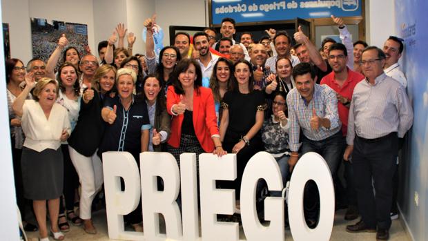 Celebración de la victoria por mayoría absoluta del PP en Priego
