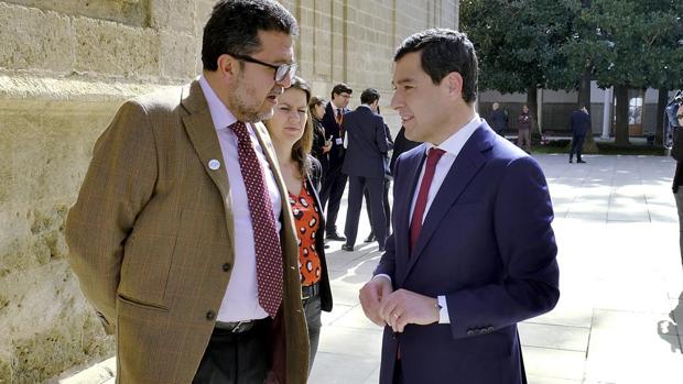 Serrano (Vox) y Juanma Moreno (PP) en el Parlamento andaluz