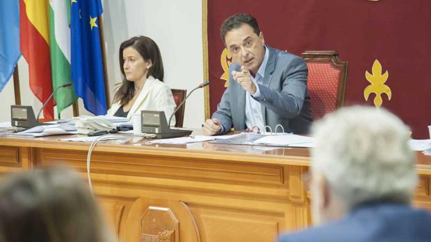 El alcalde de Torremolinos, José Ortiz, durante un pleno celebrado este mandato