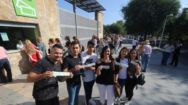 Colas ante las taquillas del Teatro de la Axerquía