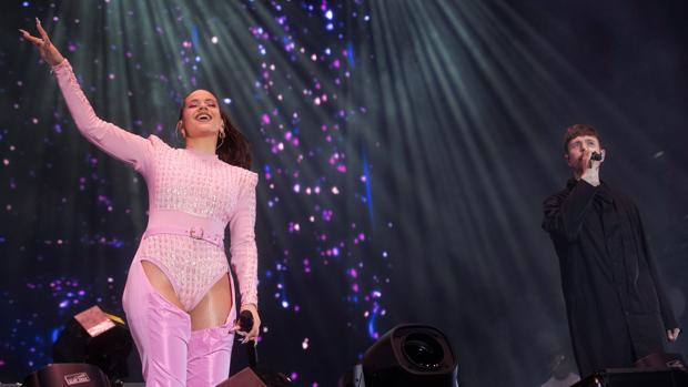 Rosalía durante una actuación