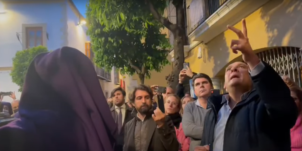 Emocionantes saetas de El Comandante Lara durante la Madrugá en Jerez