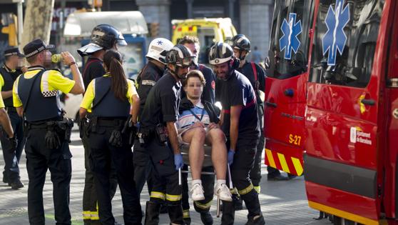Traslado de uno de los afectados por el atentado ocurrido hoy en las Ramblas de Barcelona