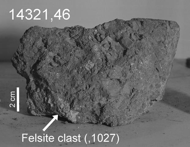 Esta roca, traída por los astronautas en 1971, podría contener un pequeño fragmento de la Tierra primitiva