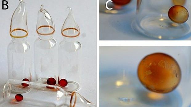 En estos viales de vidrio sellados y en el interior de bolitas de silicona, los microbios tendrán que resistir 500 largos años