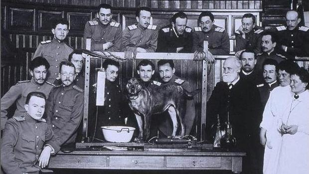 Pávlov (con traje a la derecha) en uno de sus experimentos con perros