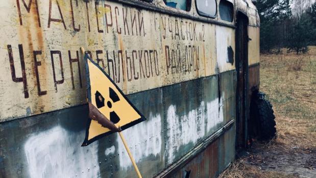 Un autobús abandonado perteneciente al Servicio de Reparación y Construcción de la carretera de Chernóbil