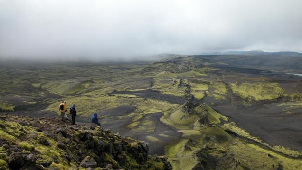 Investigadores observan la fisura del volcán Laki. Su erupción fue una de las más mortíferas de la historia