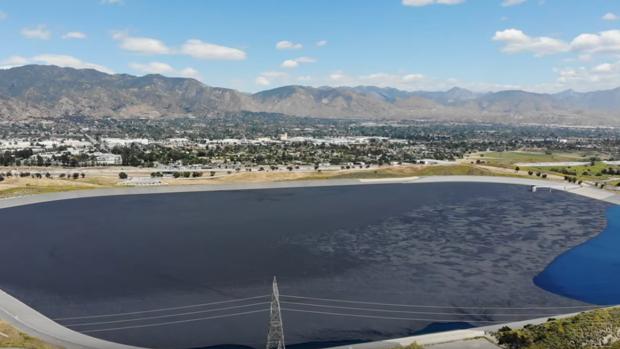 Millones de bolas negras cubren un embalse de Los Ángeles