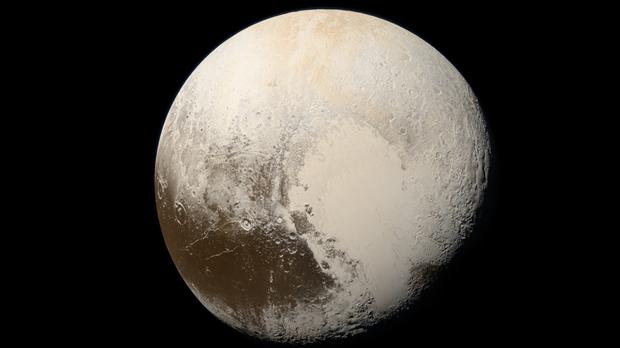 Imagen en color natural de Plutón tomada por la nave New Horizons de la NASA en 2015