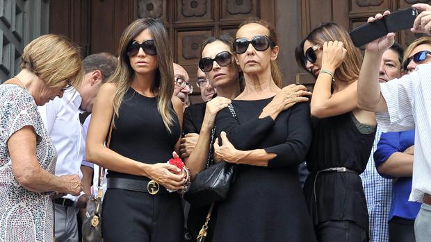 La viuda y las hijas del torero, de luto riguroso