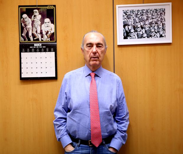 Luis Alberto de Cuenca, fotografiado en su despacho después de la entrevista con ABC