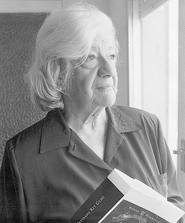 La escritora Ana María Matute, con un ejemplar de «Olvidado Rey Gudú»