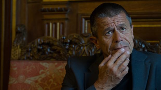 El escritor Emmanuel Carrère durante la entrevista con ABC