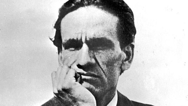 El poeta César Vallejo, con gesto reflexivo