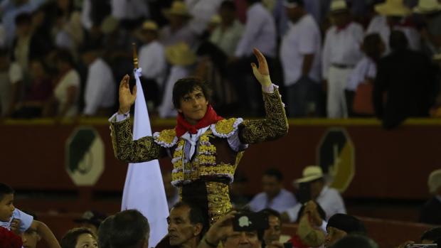Roca Rey sale a hombros