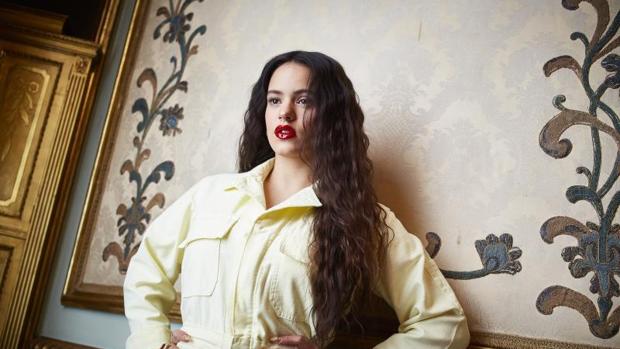 Posado de la cantante Rosalía en el Palacio de Santoña en Cantabria