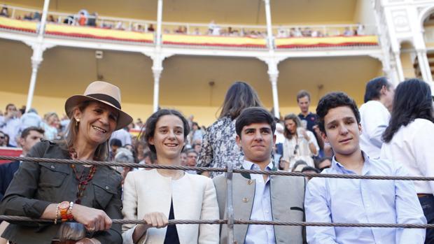 La infanta Elena junto a sus hijos, y un amigo, en una corrida de toros en Madrid