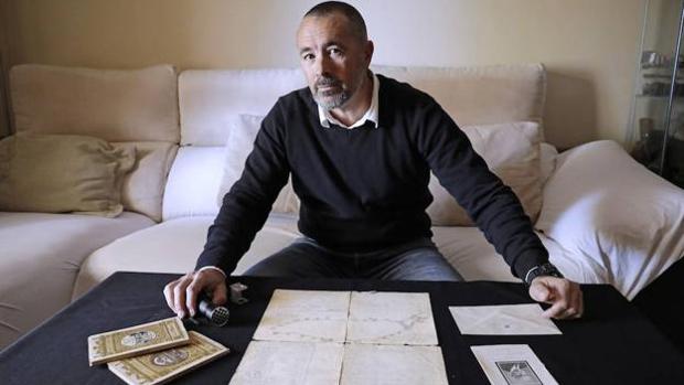 El coleccionista José Fernández Molina, con los documentos sobre la Alhambra atribuidos a Gómez-Moreno