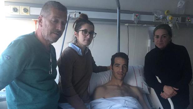 Pepe Moral, junto a sus padres y esposa en la clínica Fremap de Majadahonda (Madrid)
